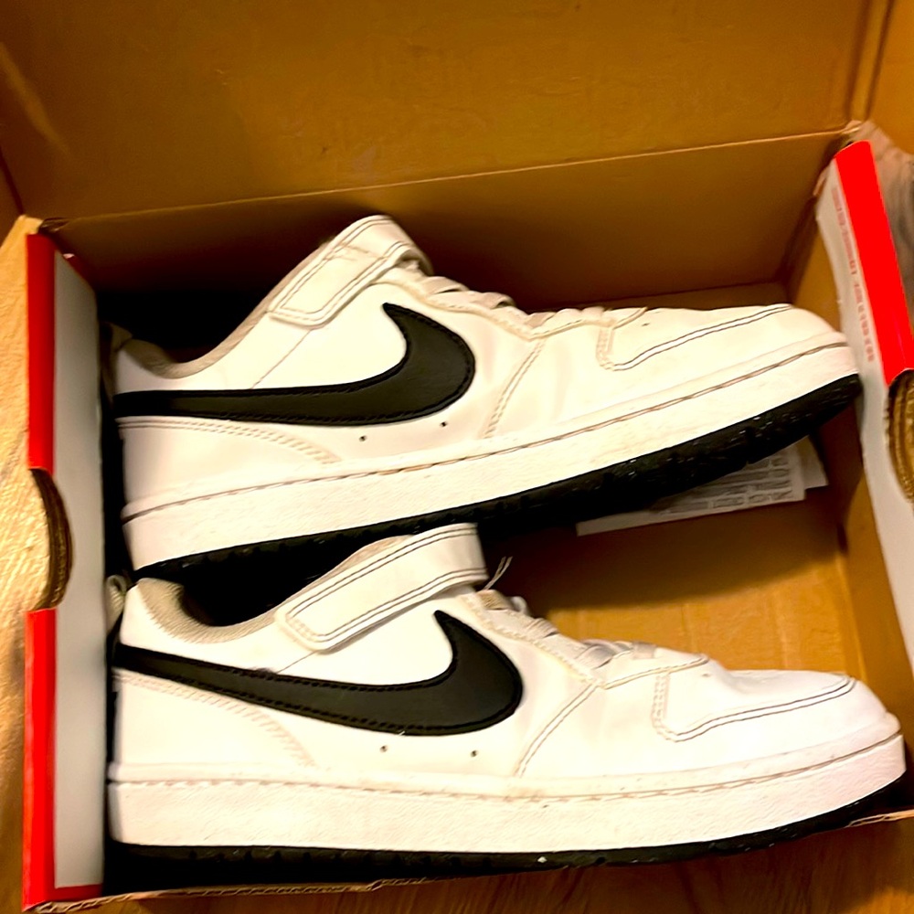nike sneakers size 3Y
